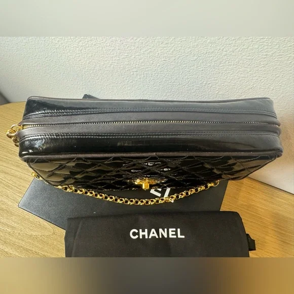 CHANEL vintage Large pocket quilted camera bag - Picture 2 of 12